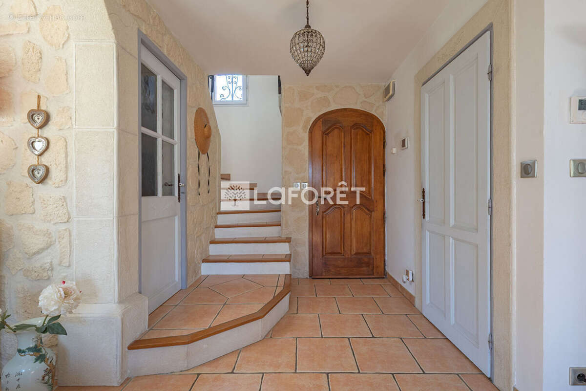 PUGET-VILLE : Bastide Néoprovençale d'exception sur parc de 1.302 m² - photo 7