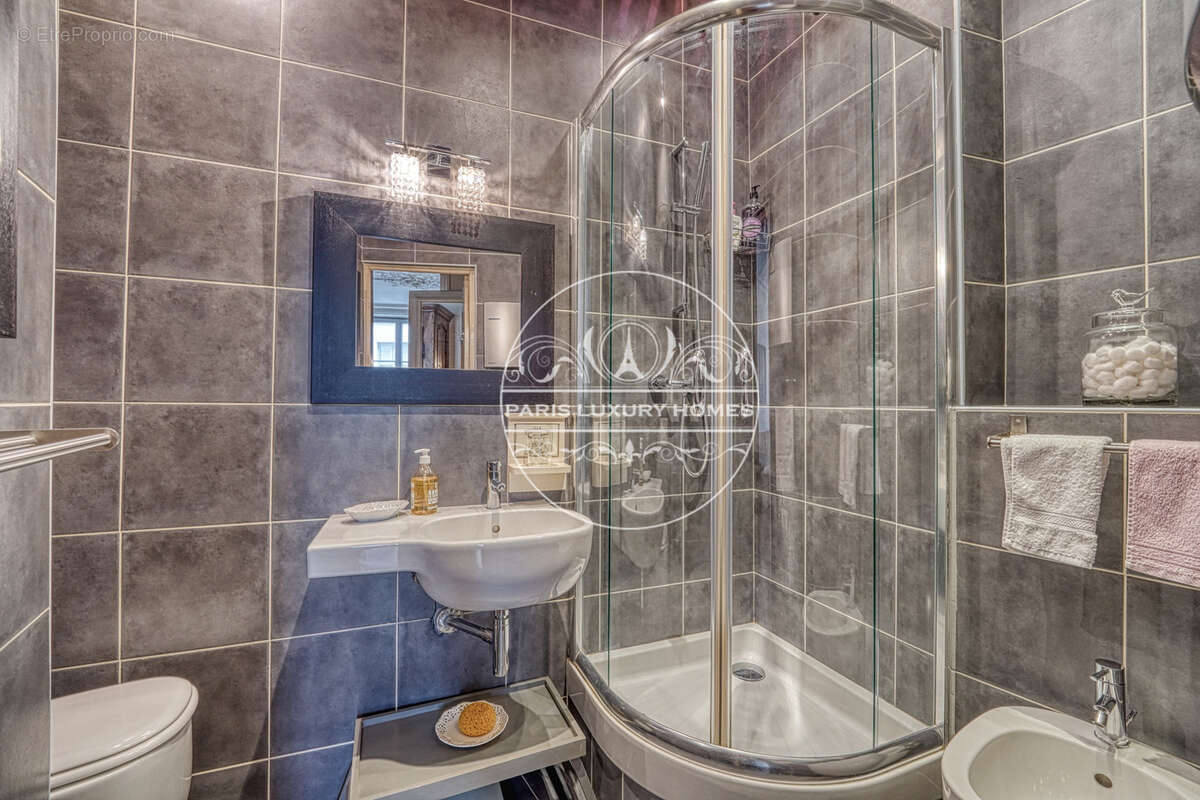 Appartement à PARIS-1E
