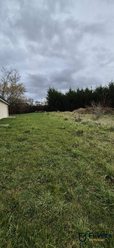 Terrain à MENNECY