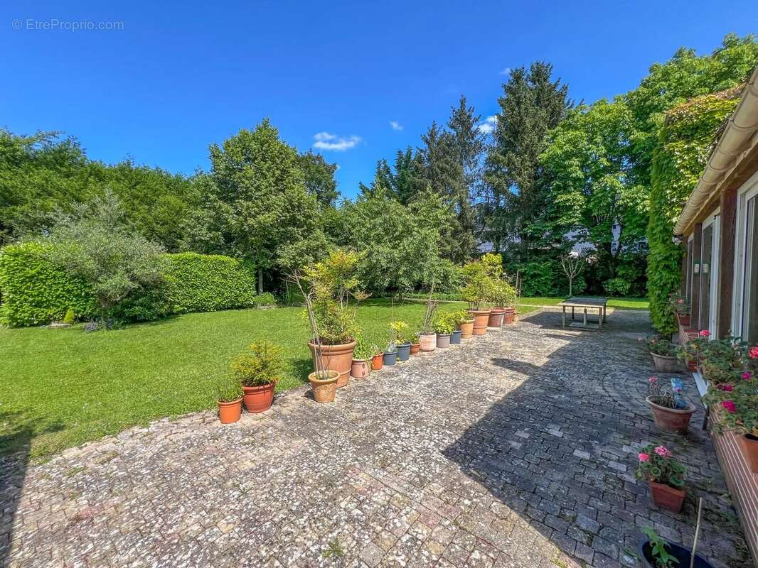 Maison à LE MESNIL-SAINT-DENIS