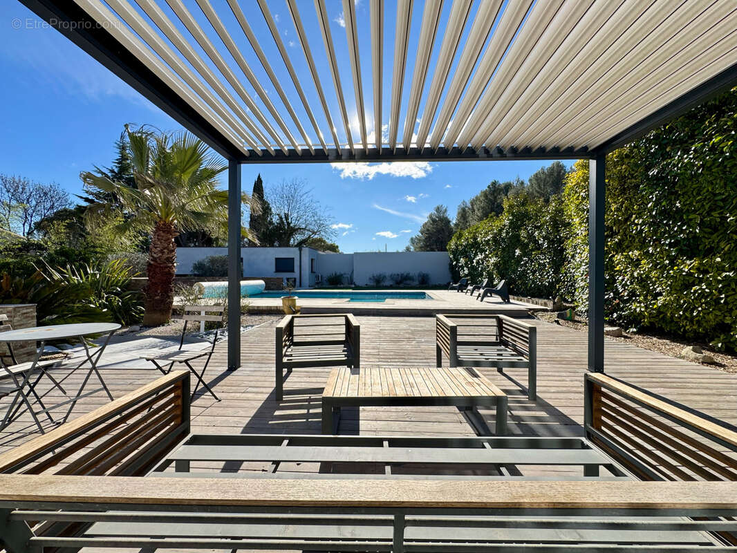 Maison à SAINT-CLEMENT-DE-RIVIERE