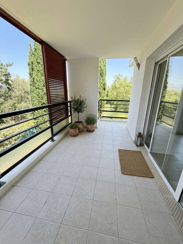 NICE OUEST   CORNICHE FLEURIE  Beau 3 pièces avec grande terrasse, piscine et parking - photo 2