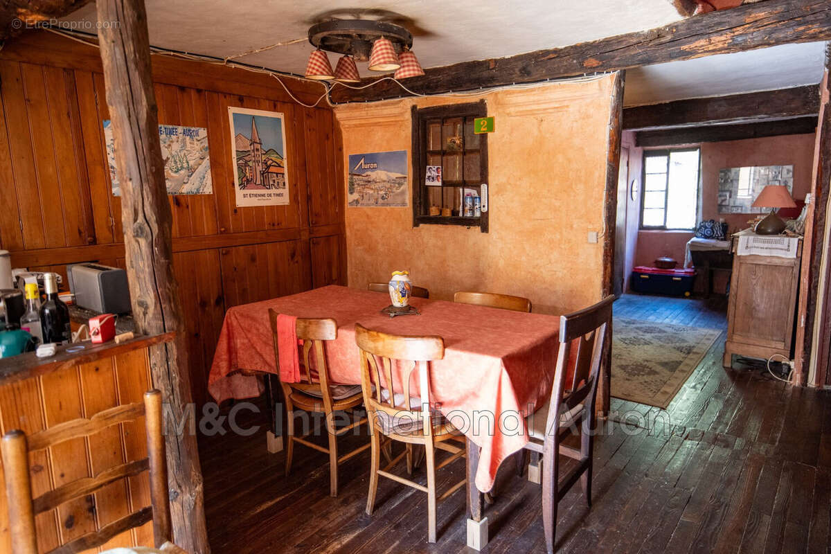 Appartement 82 m² à Saint-Etienne-De-Tinee  - photo 2
