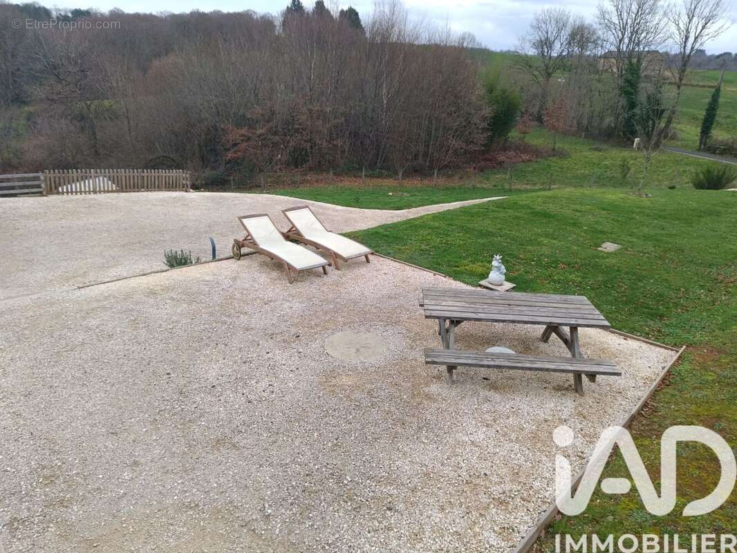 Maison 118 m² à Saint-Martin-Cantales  - photo 6