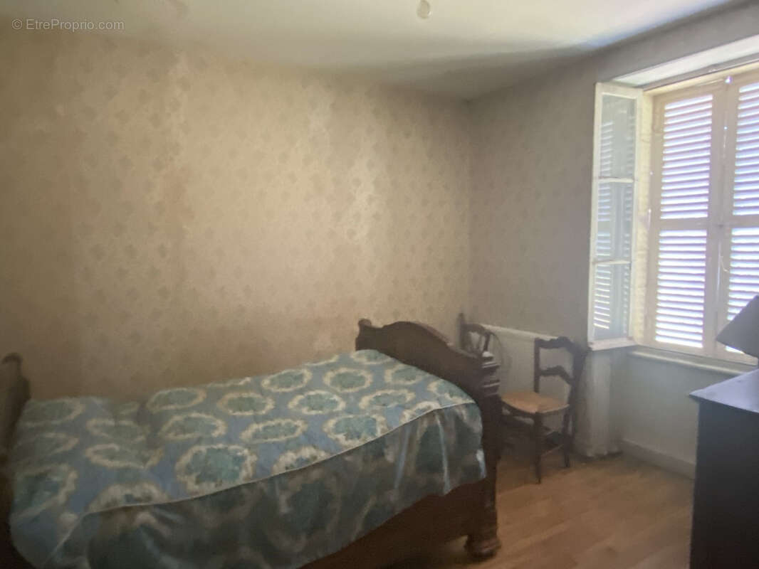 Maison à SAINT-CYR-LES-CHAMPAGNES