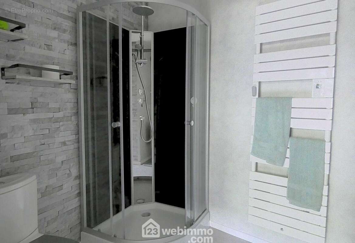 ... Avec cabine de douche et toilette