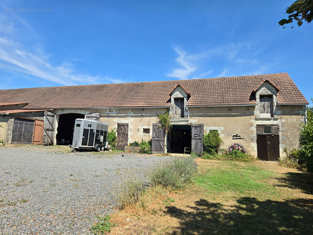 VIENNE : Ferme Rénovée de 5 Chambres avec Piscine, Installations Équestres & 4,32 ha près de Chauvigny - photo 14