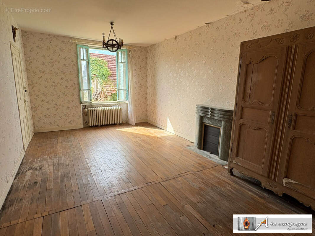 Maison 171 m² à Saint-Julien-La-Genete  - photo 2