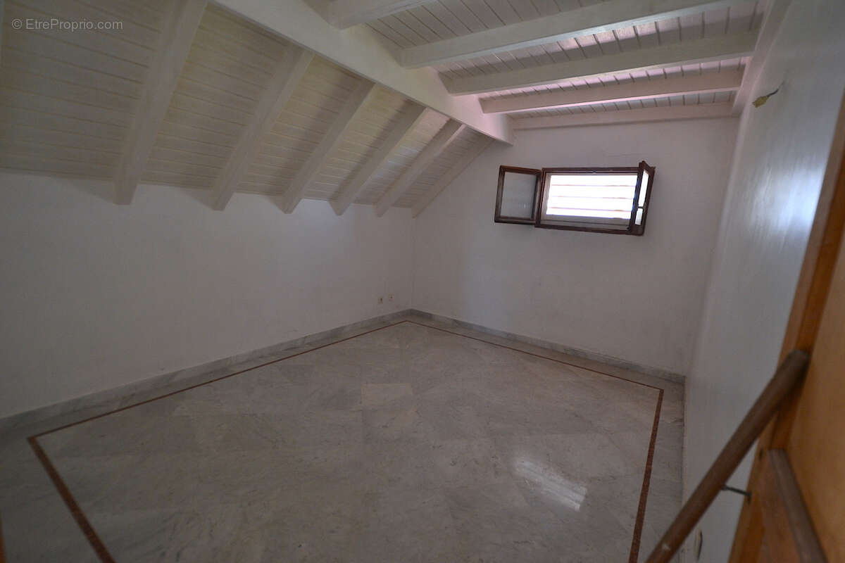 BM: Propriété de caractère. 244m2. 2 T3 + 1 T5. Emplacement résidentiel et recherché. - photo 11