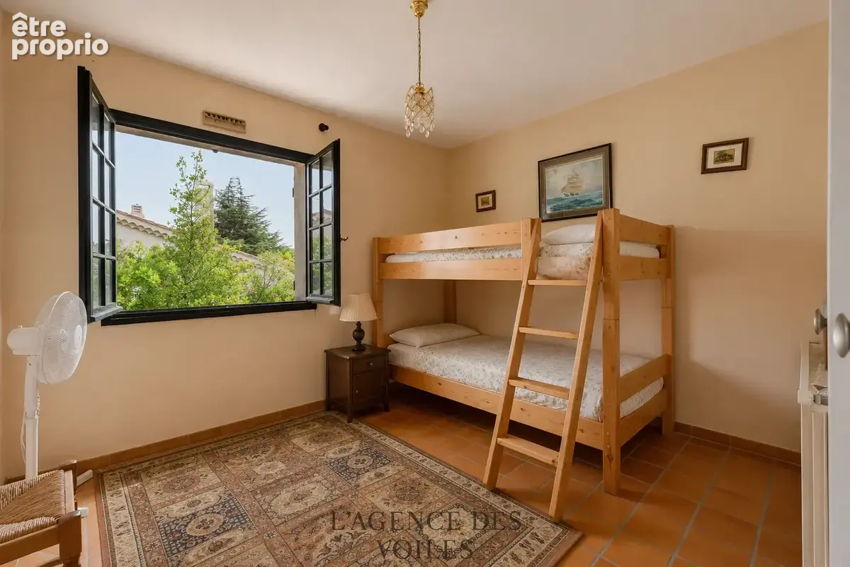 Maison individuelle T5/T6 sur sous-sol avec jardin, terrasses, et piscine - photo 11