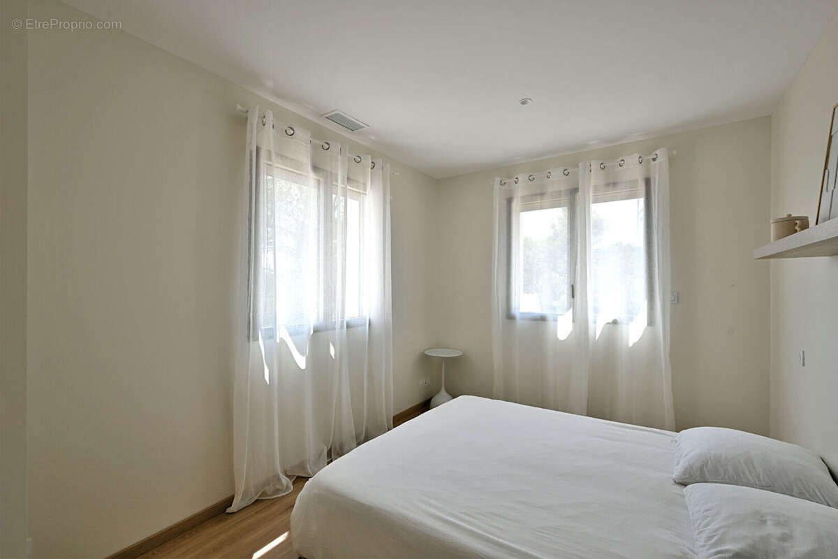 Villa Contemporaine Nimes-186 m2 + garage -Terrain 4445 m2 - photo 18