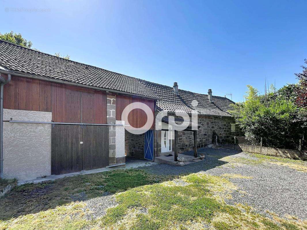 Maison à SAINT-PANTALEON-DE-LARCHE