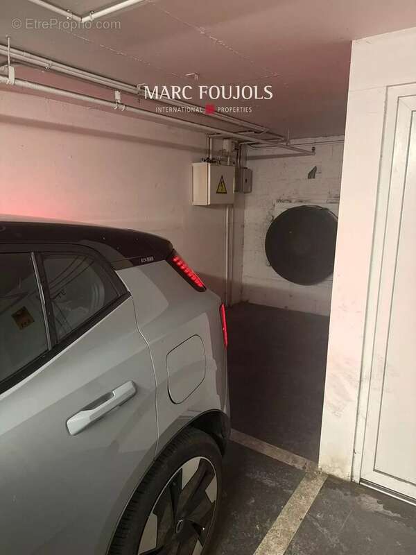Parking à PARIS-2E