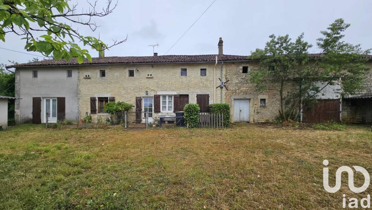 Photo 1 - Maison à LES ADJOTS