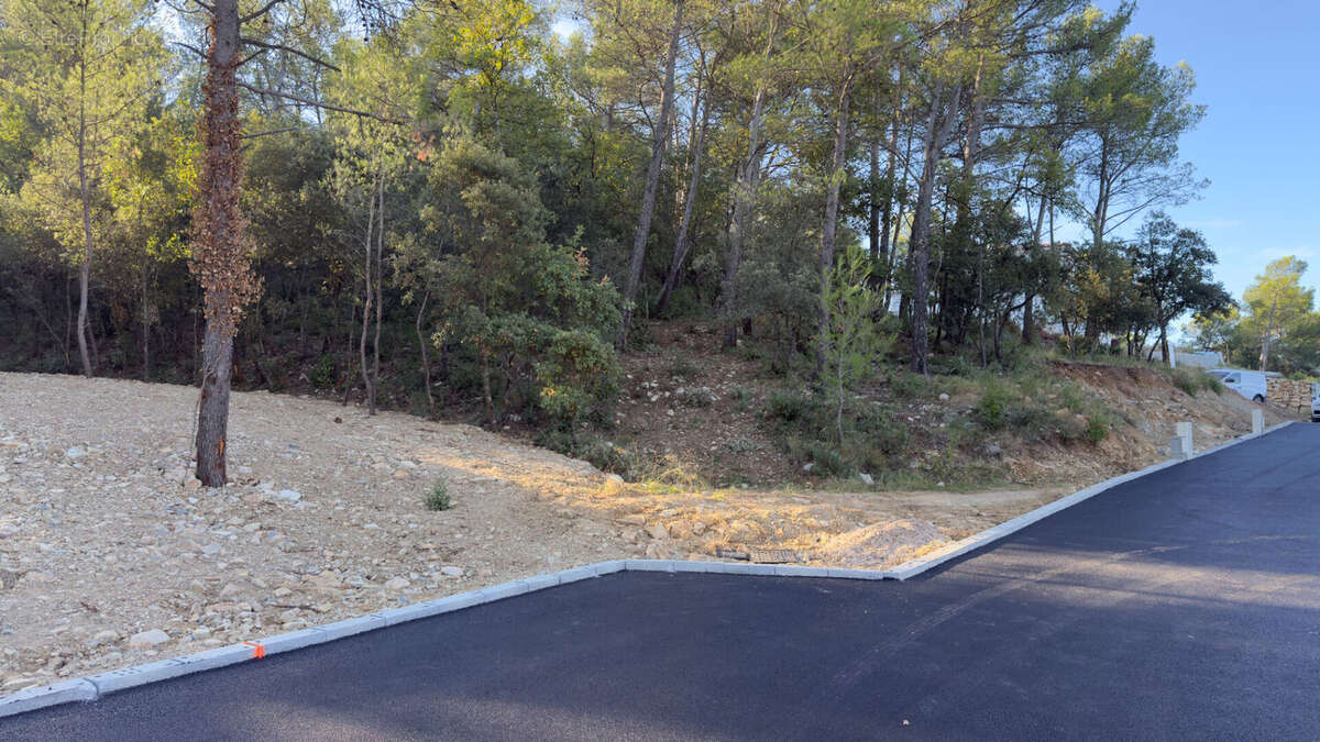 A vendre terrain à bâtir de 964m² sur Rocbaron - photo 2