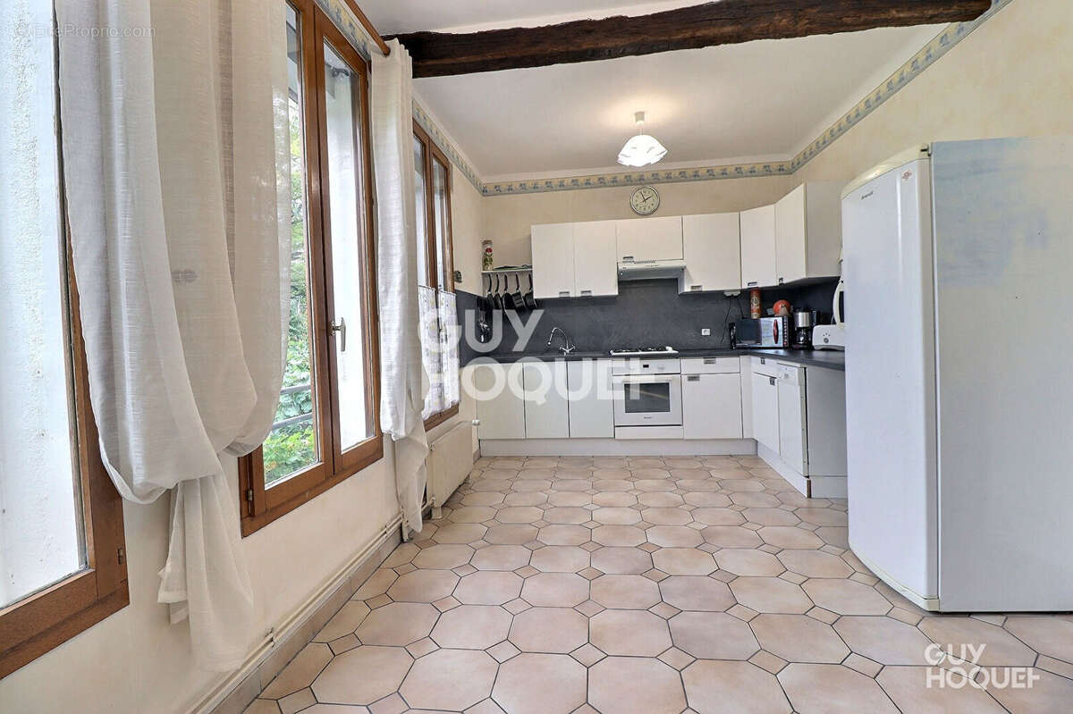 Maison à SAINTE-GENEVIEVE-DES-BOIS