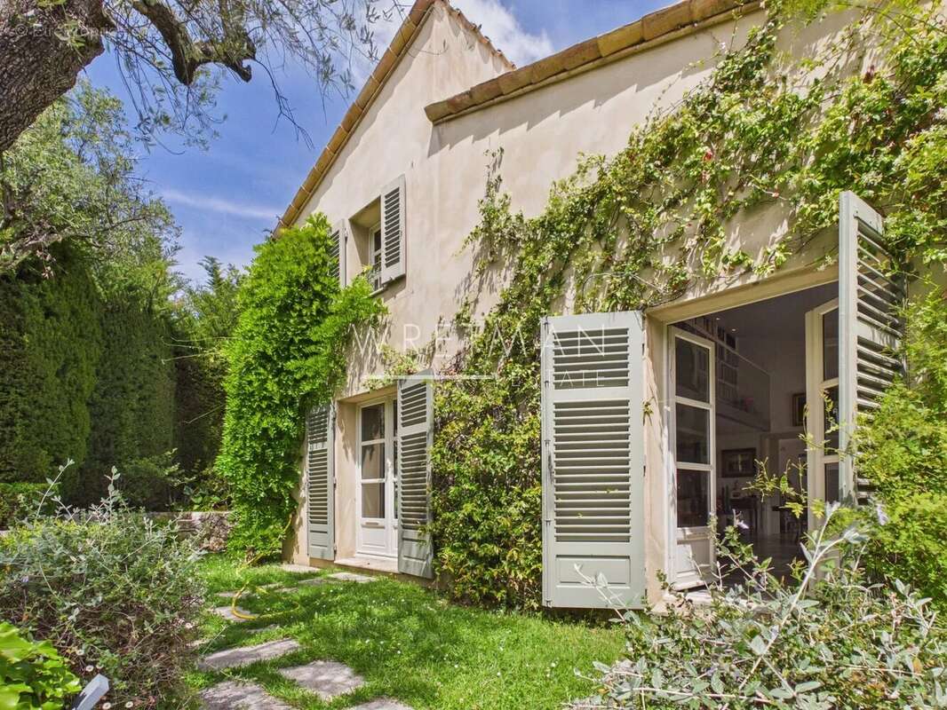 Maison à CHATEAUNEUF-GRASSE