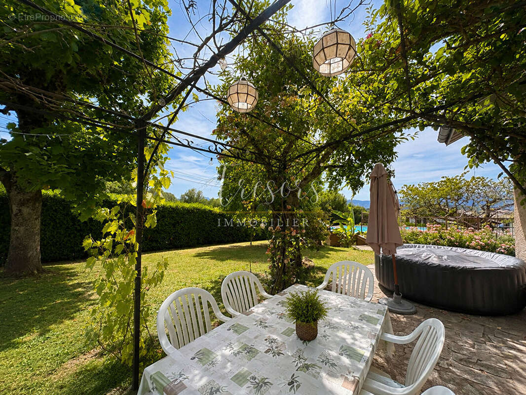 Maison de charme rénovée avec piscine et panorama d'exception - Quintal - photo 9