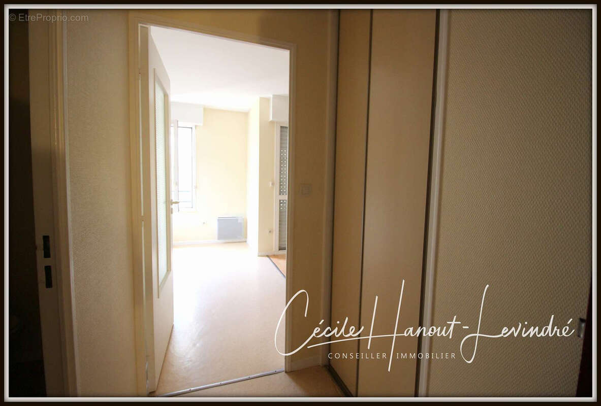 RENNES. CENTRE. Proche place des Lices - Dans une résidence séniors. Studio 32 m2 - 2ème étage avec ascenseur. - photo 2