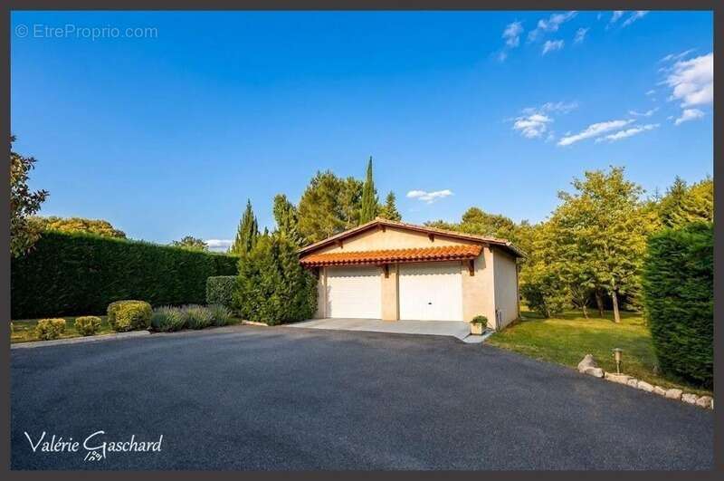 MONTPON-MÉNESTEROL - Maison de plain pied de 3 chambres, double garage et jardin de 3700 m² - photo 8