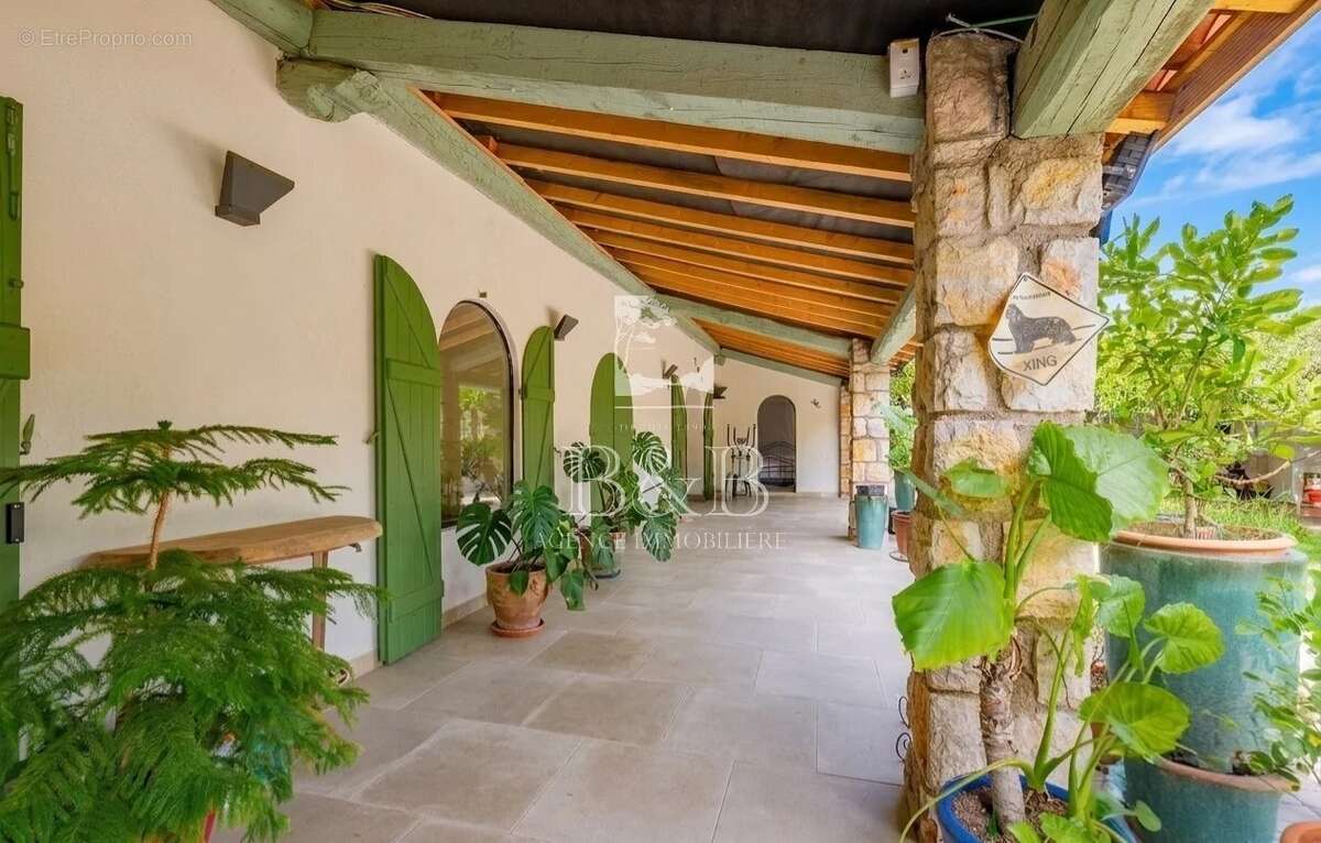 Maison à ROQUEBRUNE-SUR-ARGENS