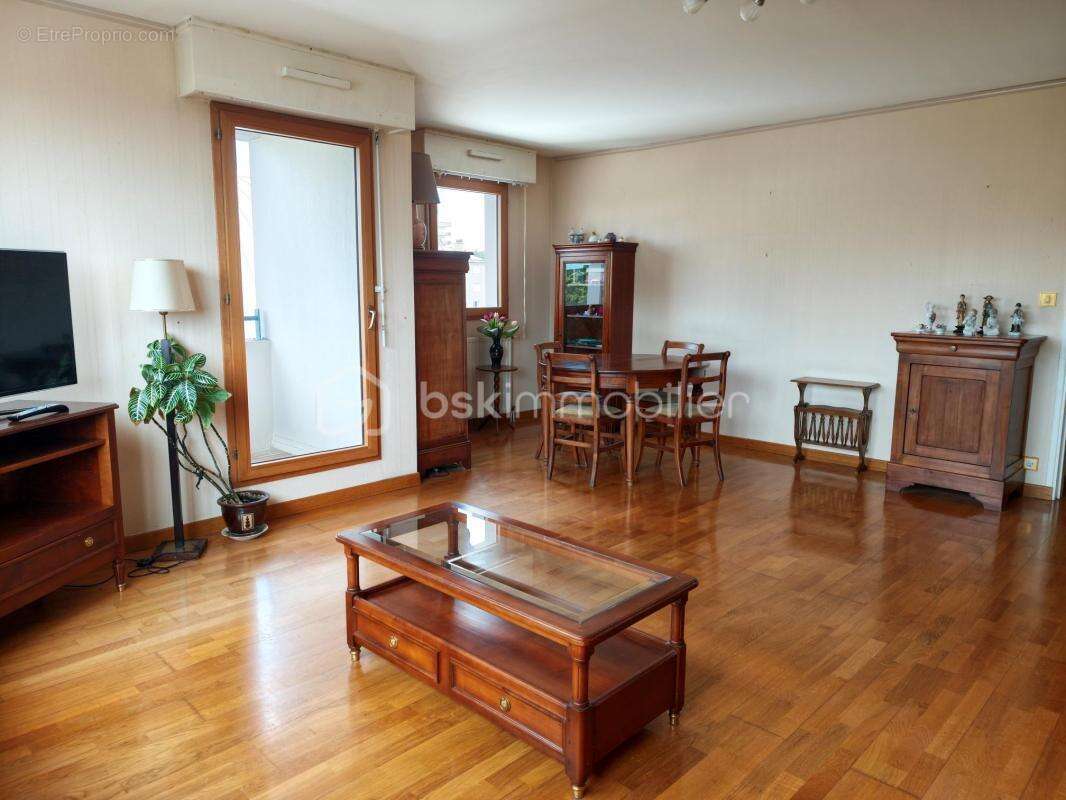 Duplex 75 m² – Garage, cave, ascenseur et chambre vue sur rade - photo 3