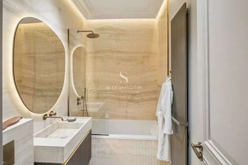 Appartement à PARIS-8E