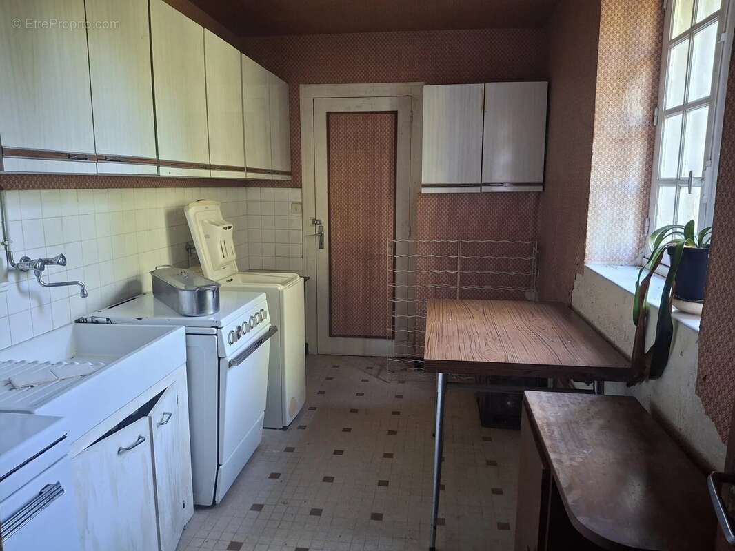 Charmante maison familiale de bonne taille à moderniser plus grange et autres dépendances - photo 12
