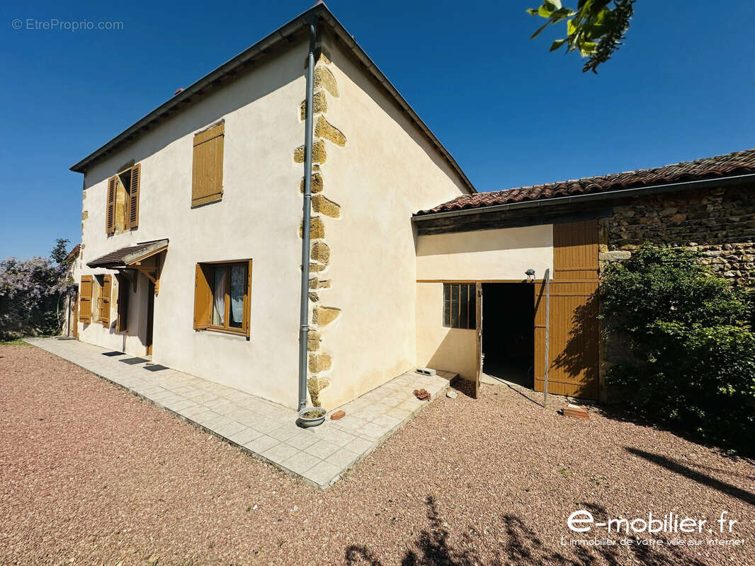 Maison à SAINT-JULIEN-DE-JONZY