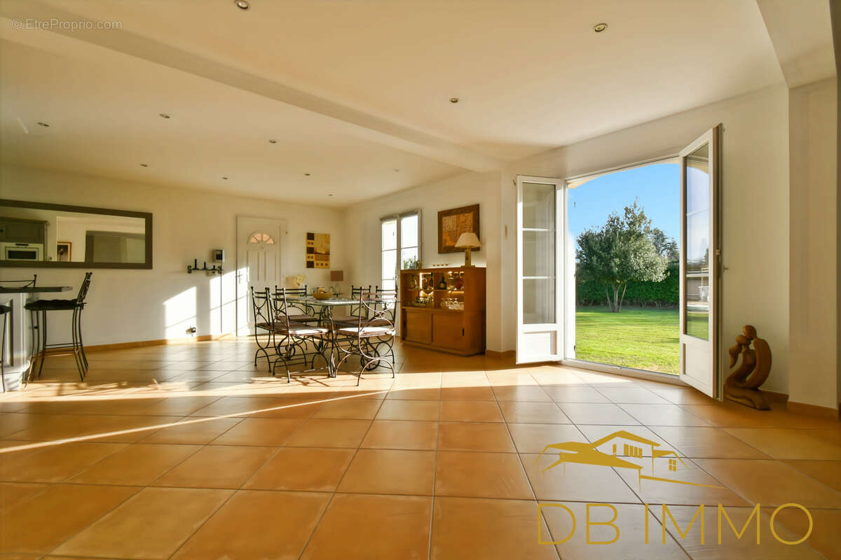 Maison à SAINT-LAURENT-DES-ARBRES