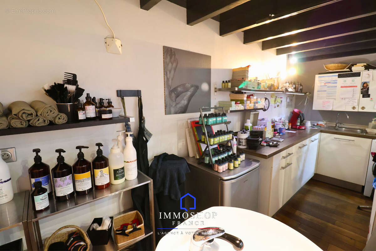 Commerce à ROQUEFORT-LA-BEDOULE