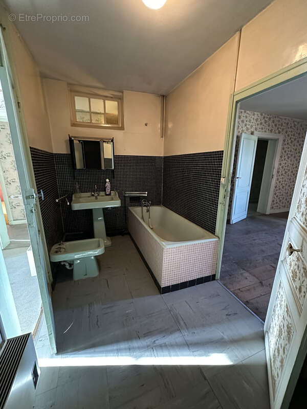 Maison à LA ROCHE-CHALAIS