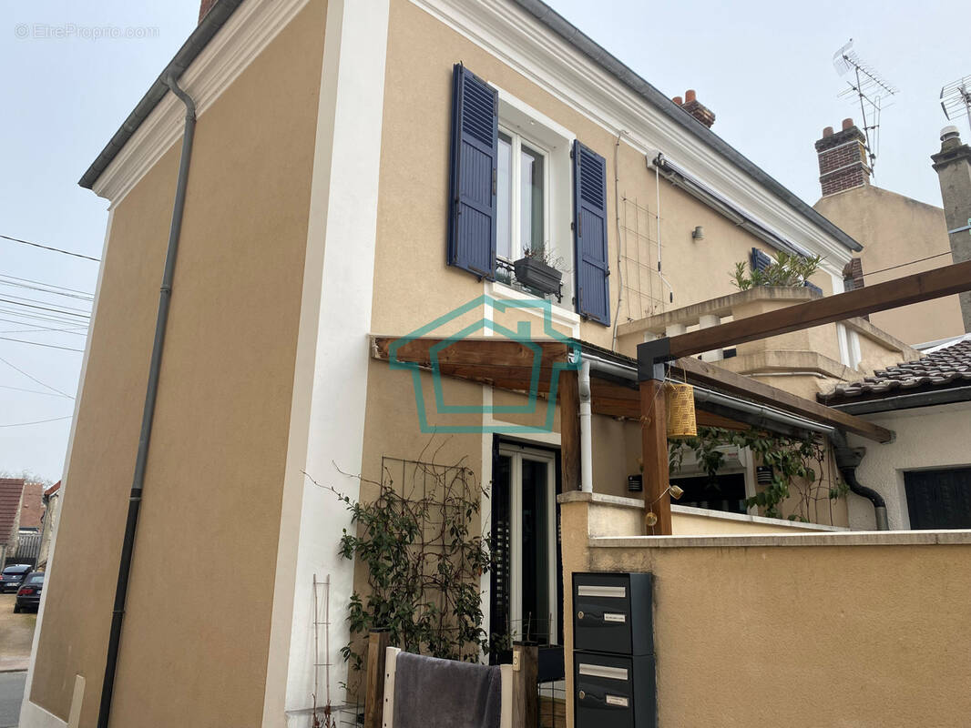 Maison à LA QUEUE-LES-YVELINES
