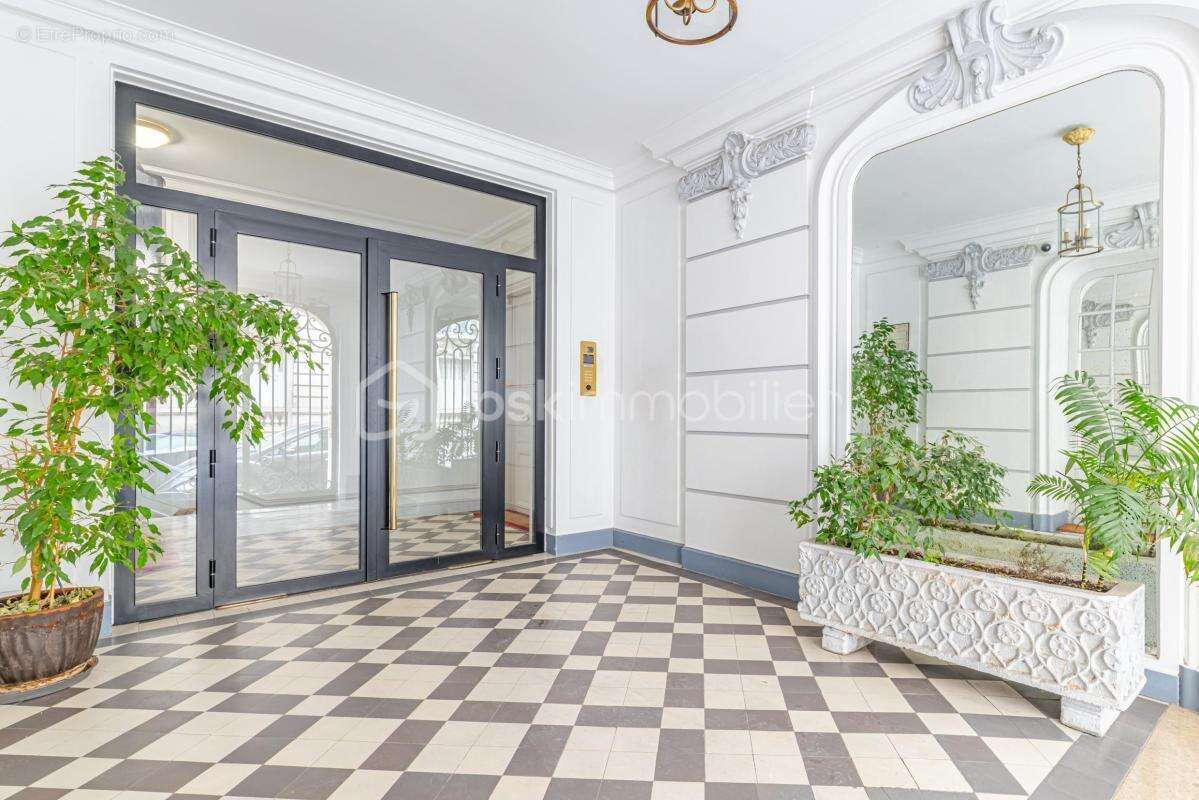 Appartement à PARIS-16E