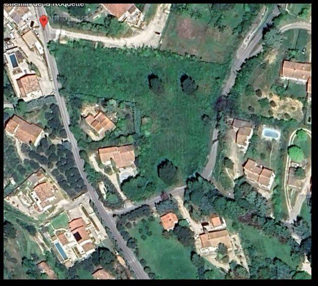 Terrain à APT