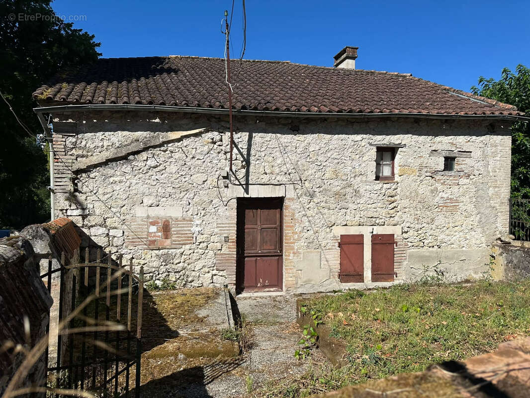 Maison en pierre située au cœur du village, avec jardin. - photo 4
