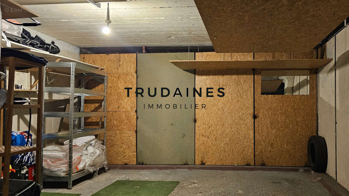 Parking à PARIS-18E