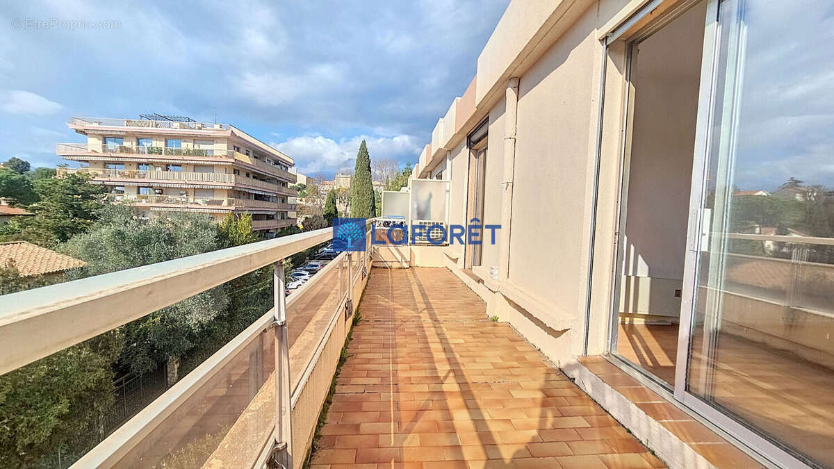 Appartement à SAINT-LAURENT-DU-VAR