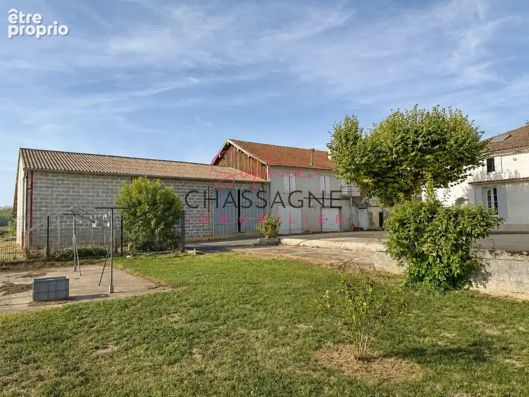 Propriété en pierre avec 2 logements sur 8718 m2 de terrain. - photo 3