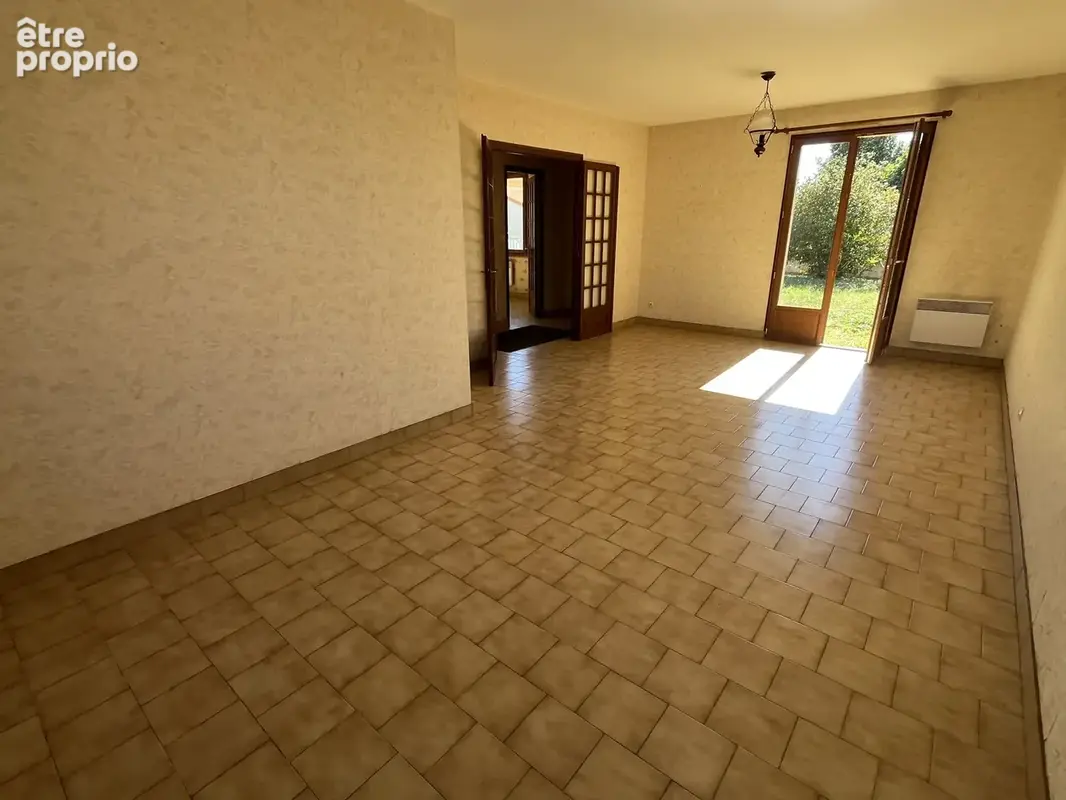 ref 112615 THOUARS Centre ville maison de plain pied type 4 avec jardin et garage - photo 2