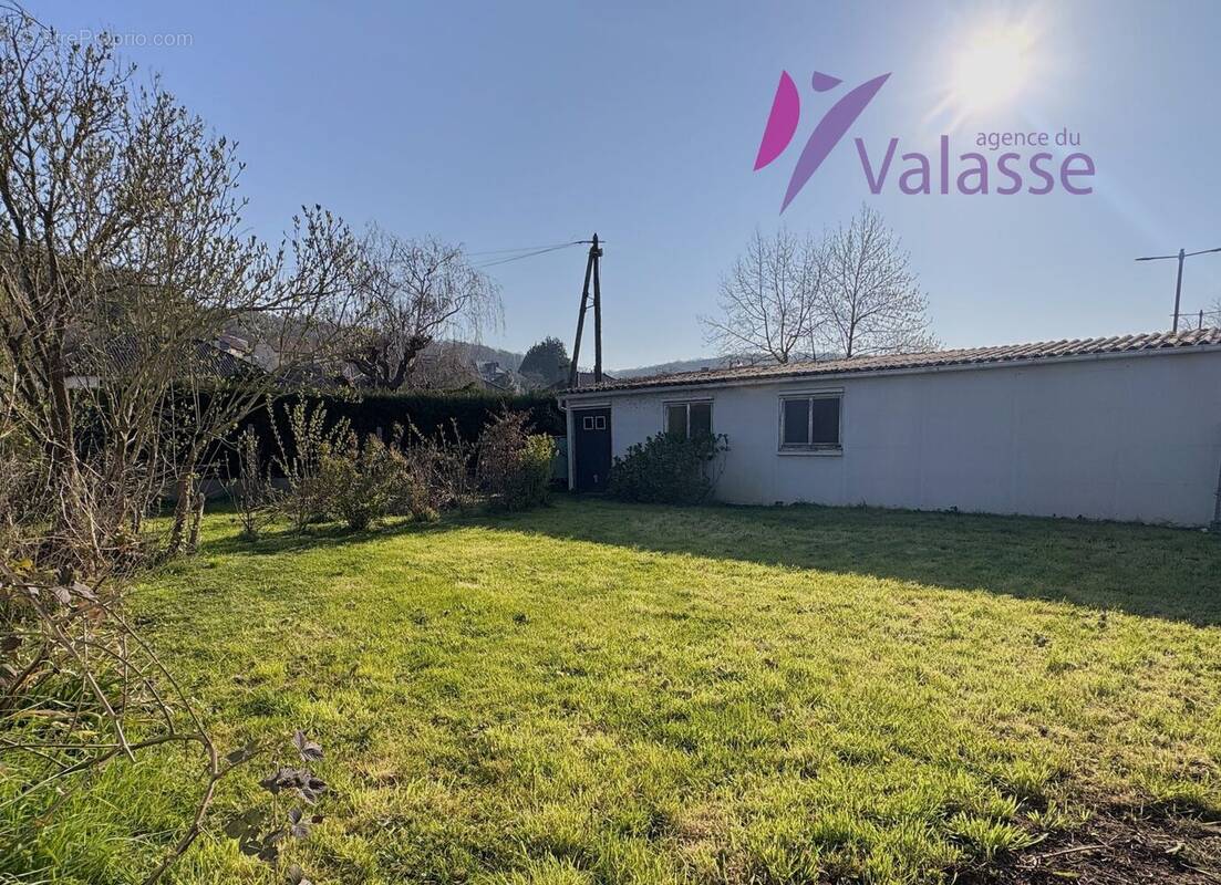 Parking à GRUCHET-LE-VALASSE