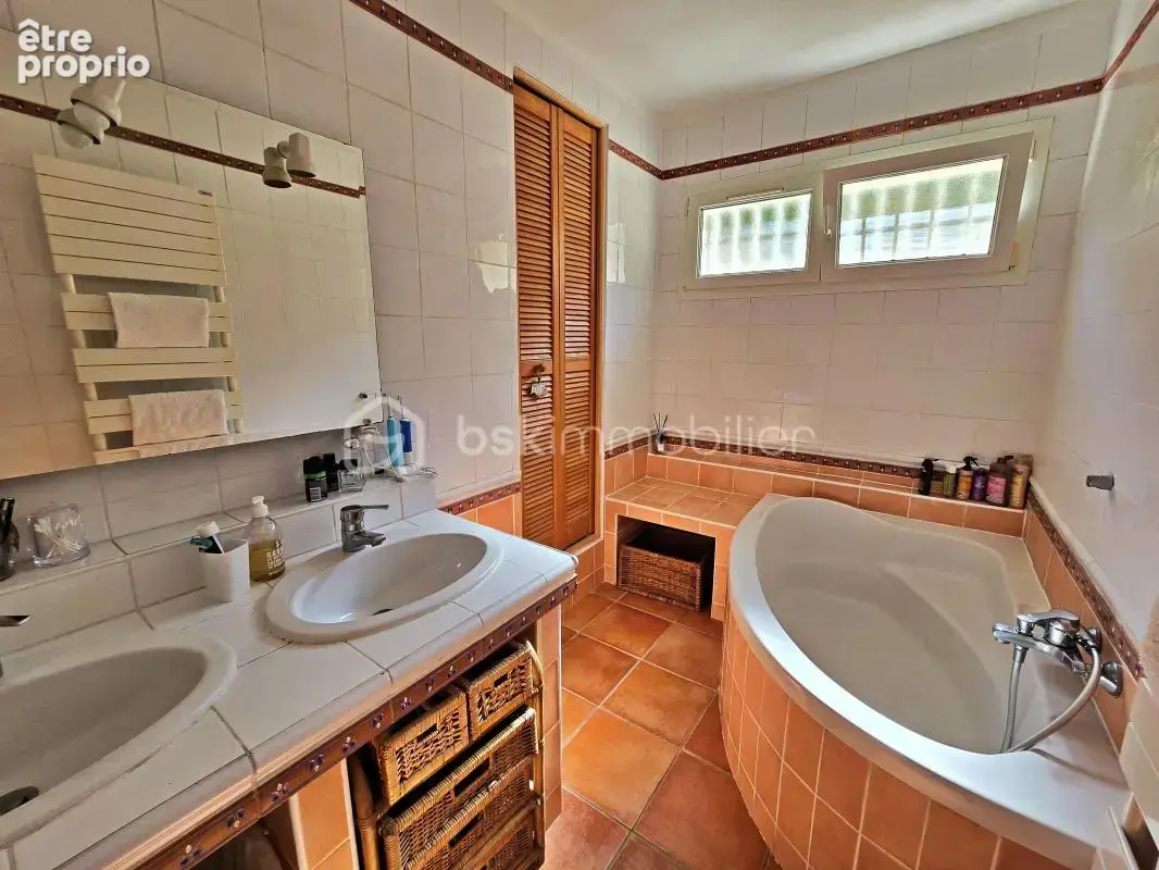 À 2 minutes à pied du port – Vue mer – Propriété de caractère 186 m² – 3 logements – Piscine - photo 10