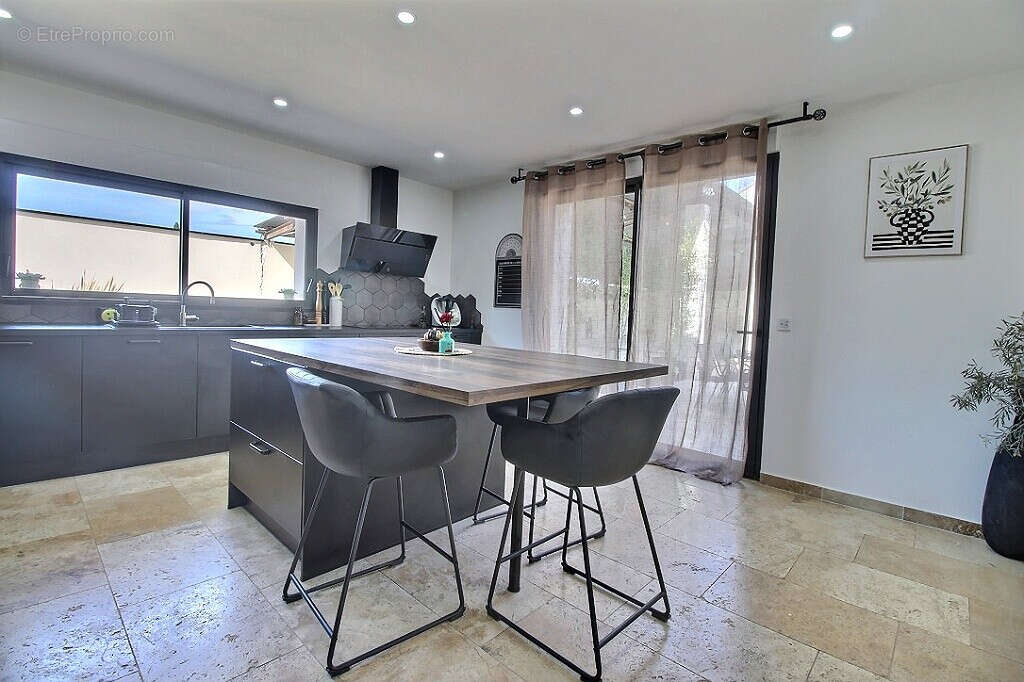 EXCLUSIVITÉ - Maison de 240m² entièrement rénovée avec piscine, véranda et 5 suites - photo 5