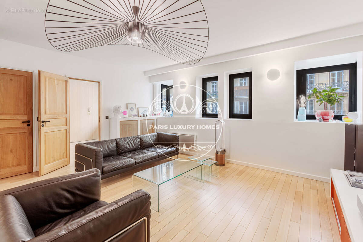 Appartement à PARIS-1E