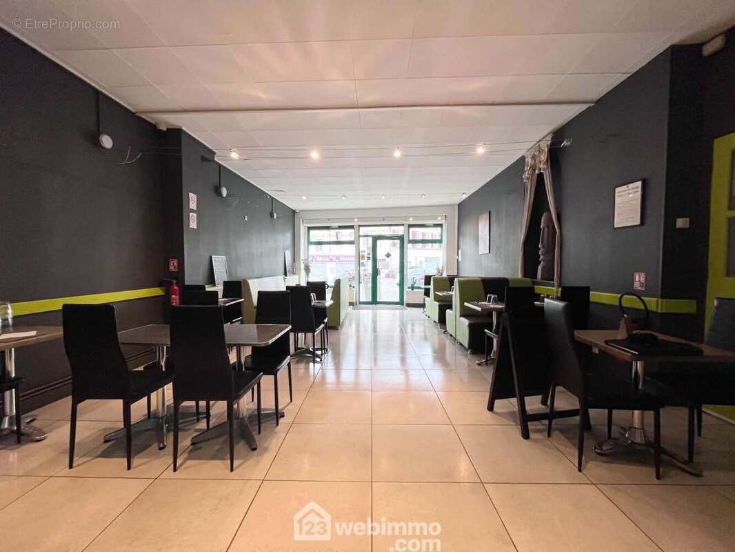 Un local commercial de 92 m², comprenant : - Appartement à MARLE