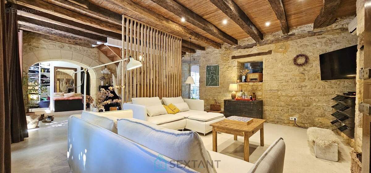 Exceptionnel propriété de 234 m² dans la Bastide de Domme avec une terrasse panoramique sur la vallée. - photo 8