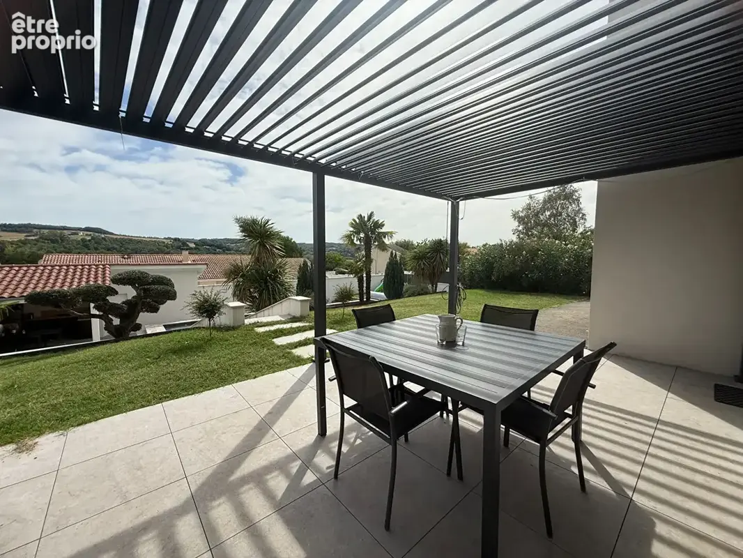 Maison familiale avec piscine, vue dégagée et garage - photo 4