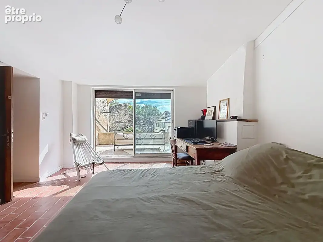 CUCURON - Maison de village rénovée de 175 m² avec terrasses, annexe et caves - photo 8
