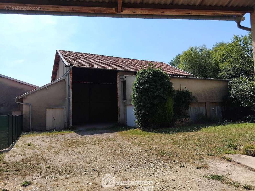 cour intérieure avec grange et garage - Maison à LES HAUTS-DE-CHEE