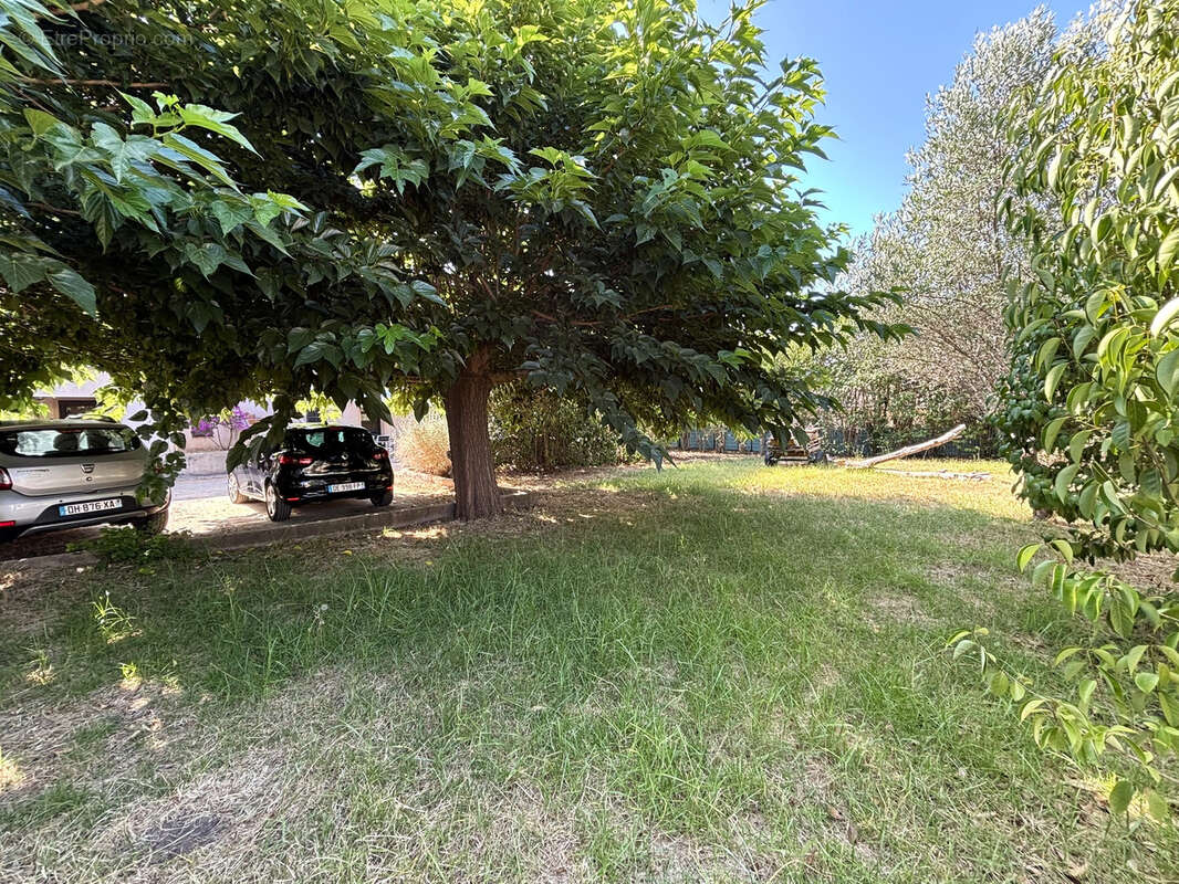 Villa avec plusieurs appartements située dans un quartier calme de Porto Vecchio. - photo 3